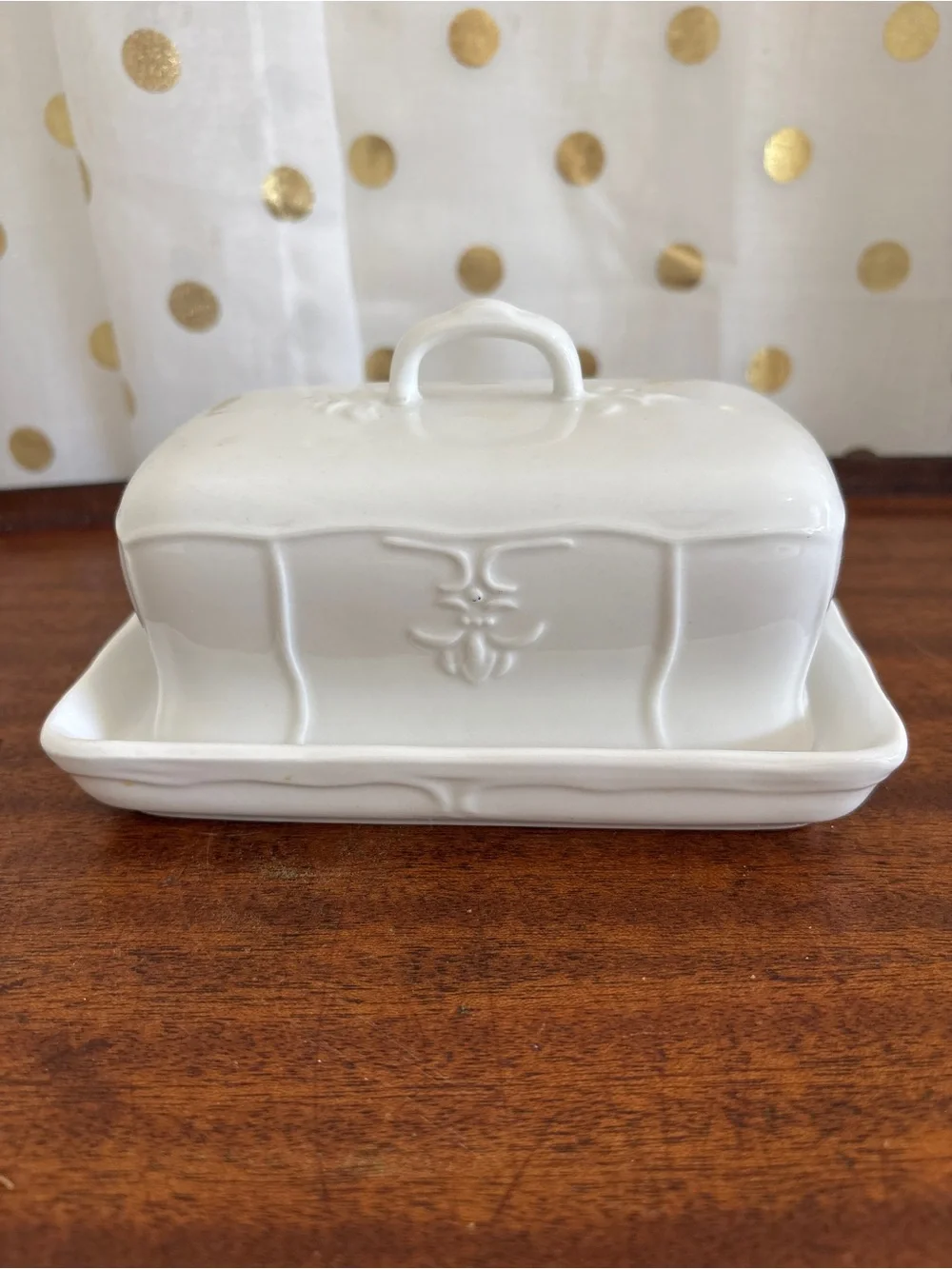 Tabletops Unlimited White Ceramic Butter Dish w Lid Handle Versailles Pattern